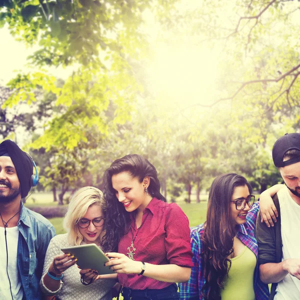 Estudiantes universitarios que utilizan dispositivos inalámbricos — Foto de Stock