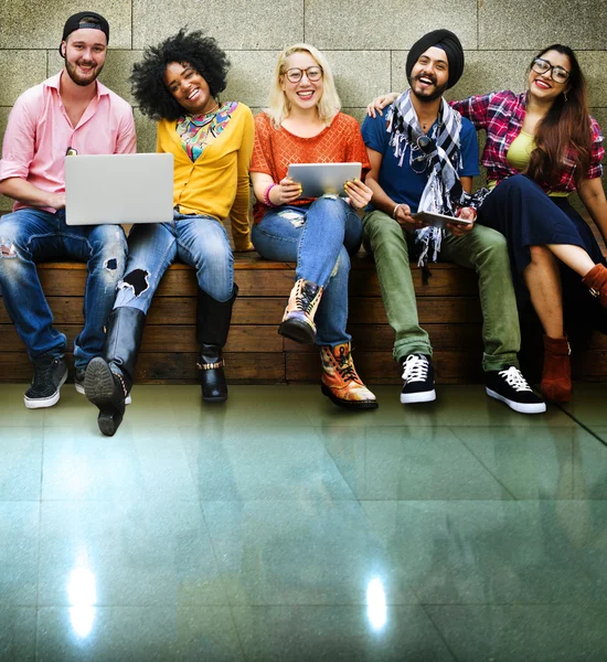 Amigos no banco com laptop e tablet pc — Fotografia de Stock