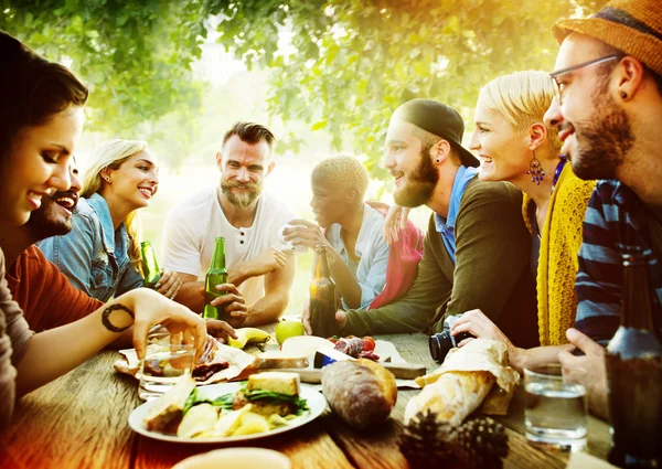 Vrienden genieten van tijd samen op buitenshuis — Stockfoto