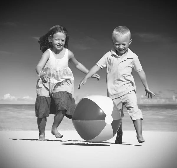 Niños jugando en la playa Concepto — Foto de Stock