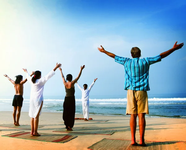 Människor gör utövandet av yoga — Stockfoto