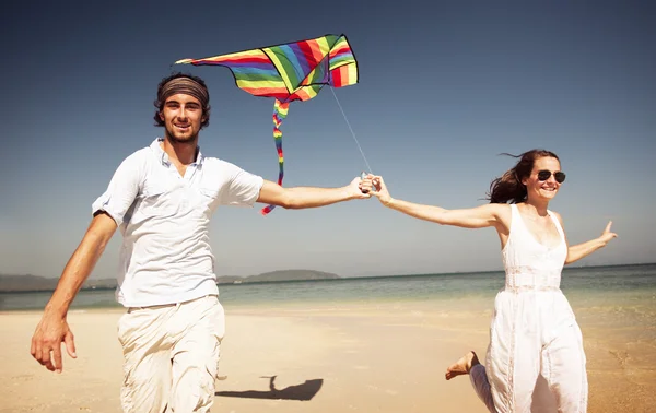 Pareja en la playa, Concepto de cometa voladora — Foto de Stock