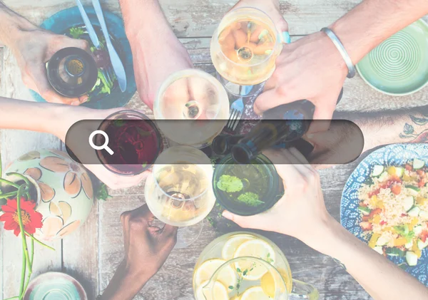 Comida e bebida na mesa — Fotografia de Stock