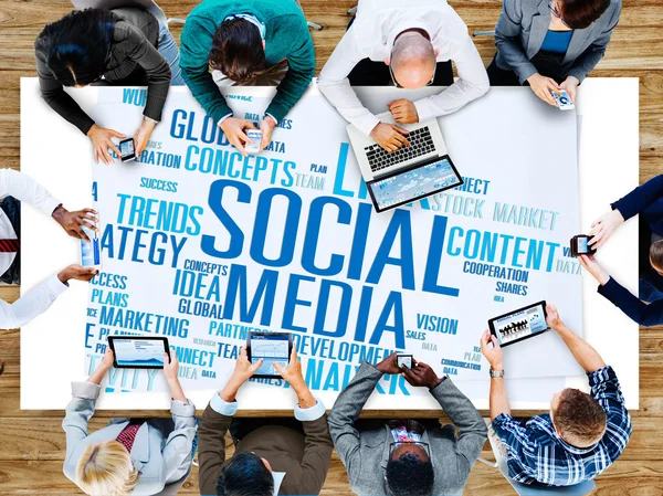 Üzletemberek és a szociális média — Stock Fotó