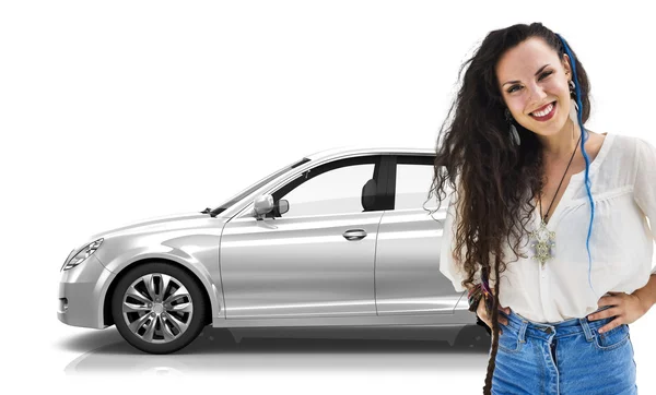 Vrouw met auto achter haar — Stockfoto