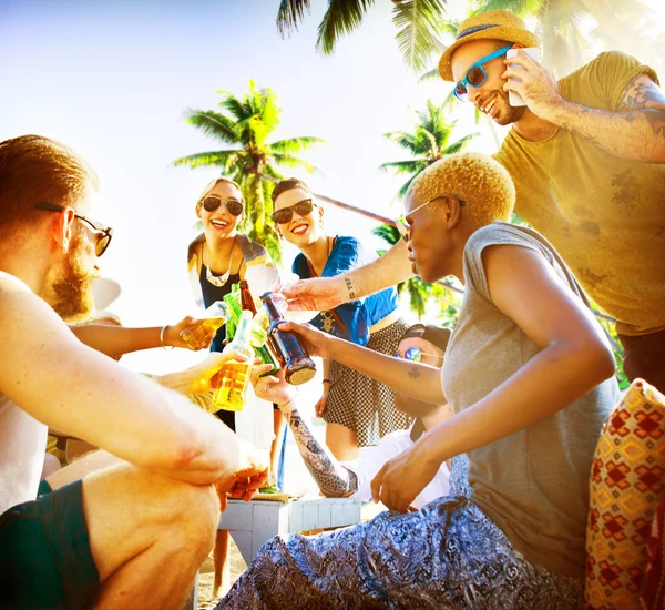 Amici felici sulla spiaggia — Foto Stock