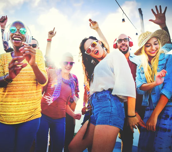 Freunde tanzen und basteln am Strandkonzept — Stockfoto