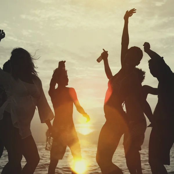 Folket firar på stranden Party koncept — Stockfoto