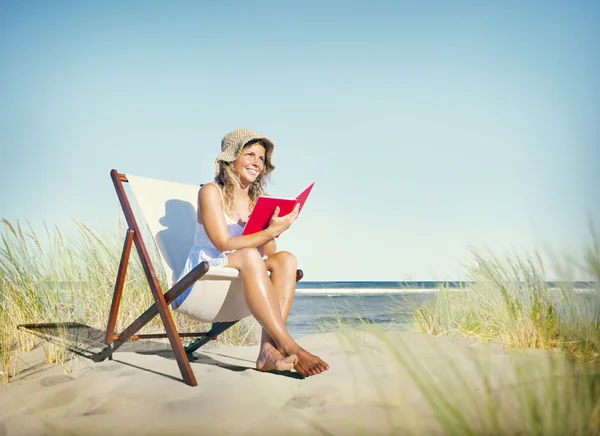 Mulher leitura Livro no Conceito de Praia — Fotografia de Stock