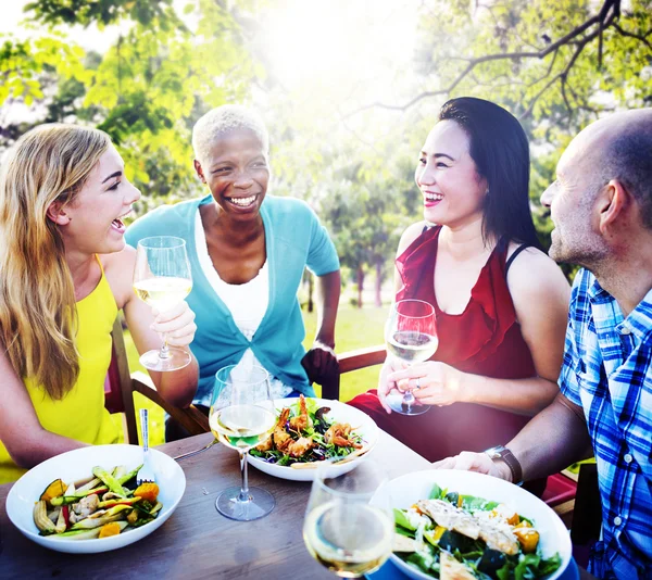 Vrienden opknoping uit bij Outdoors partij — Stockfoto