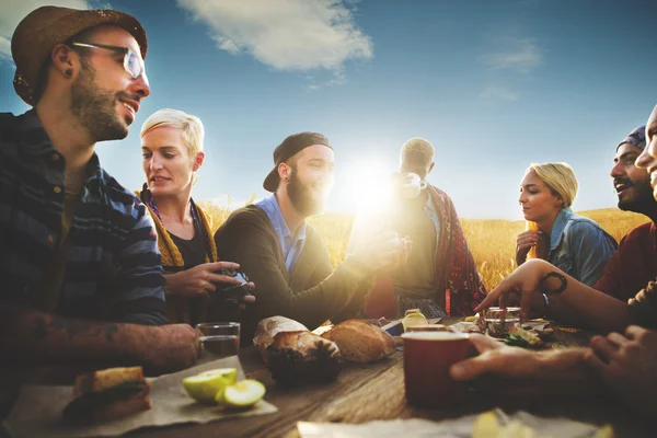 Amigos desfrutando de tempo juntos ao ar livre — Fotografia de Stock