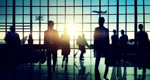 Menschensilhouetten im Flughafen — Stockfoto