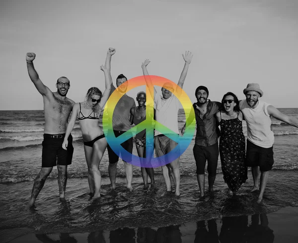 Amigos en la playa en verano — Foto de Stock