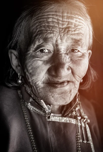 Mulher mongol em vestido tradicional — Fotografia de Stock