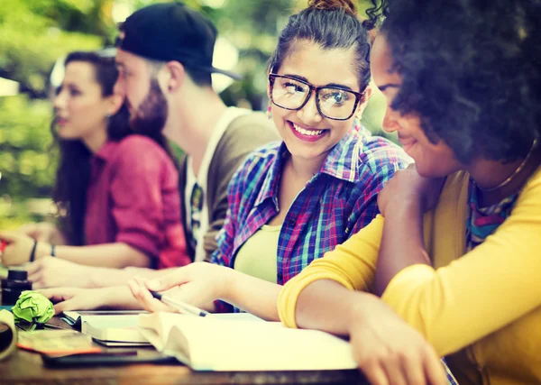 Estudiantes universitarios diversos que estudian en el aula — Foto de Stock