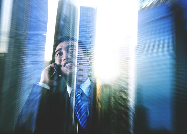 Geschäftsmann spricht auf dem Handy — Stockfoto