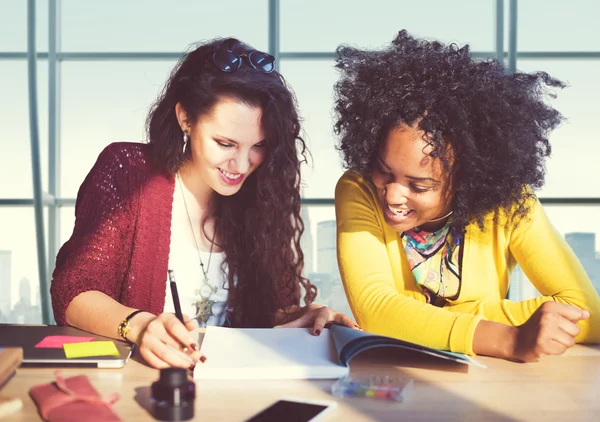 Studentinnen lernen im Klassenzimmer — Stockfoto