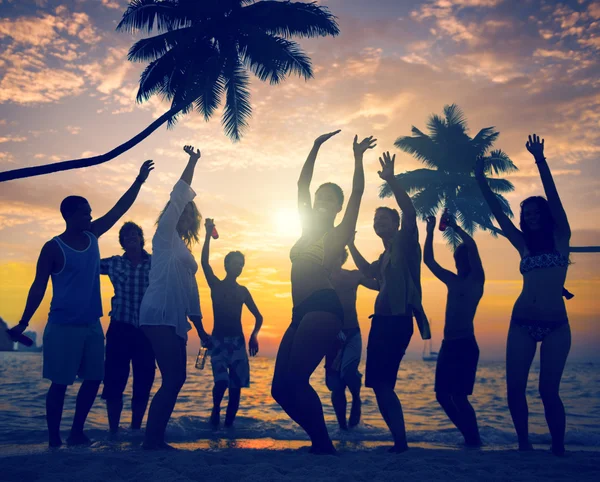 Celebração de pessoas no conceito de festa de praia — Fotografia de Stock