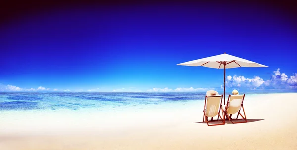 Casal Relaxante no conceito de praia tropical — Fotografia de Stock