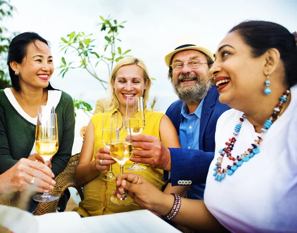 Vrienden opknoping op partij op restaurant op het dak — Stockfoto