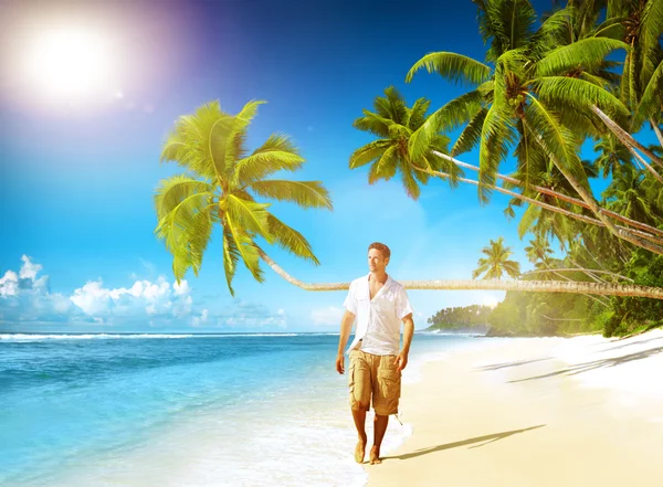 Muž relaxační pláži koncept — Stock fotografie