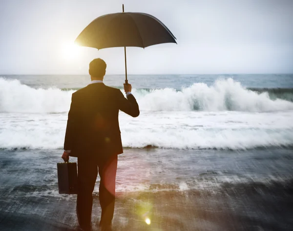 Empresário enfrentando tempestade — Fotografia de Stock