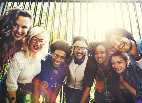 Amigos de pie juntos y mirando a la cámara — Foto de Stock