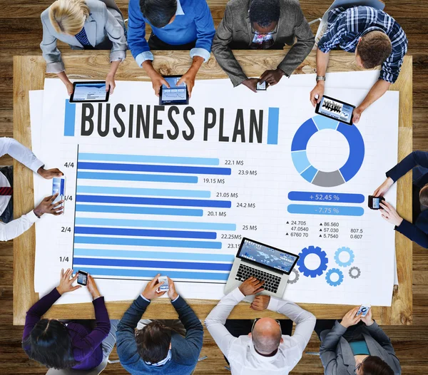 Geschäftsleute und Businessplan — Stockfoto