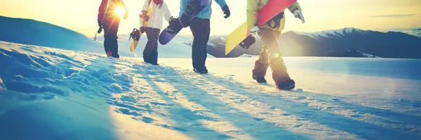 Люди со сноубордами в зимней концепции — стоковое фото
