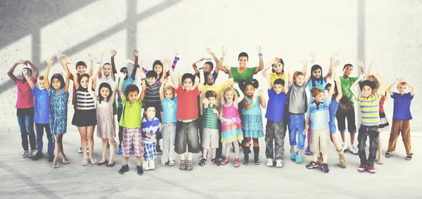 Entzückend lächelnde Kinder — Stockfoto