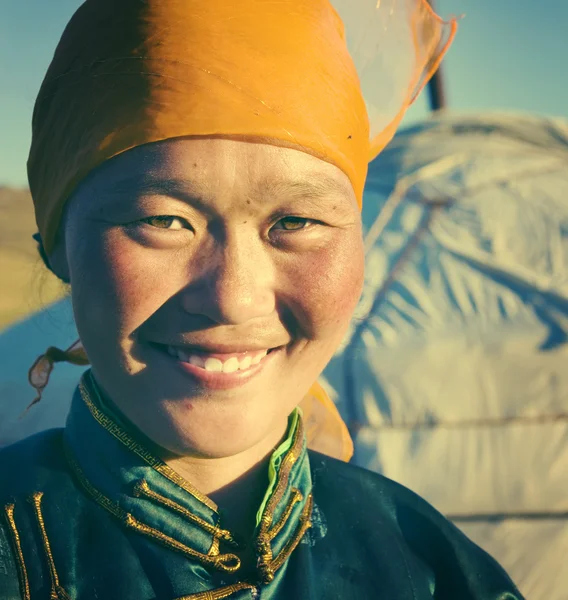 Mongolische Frau in traditioneller Kleidung — Stockfoto