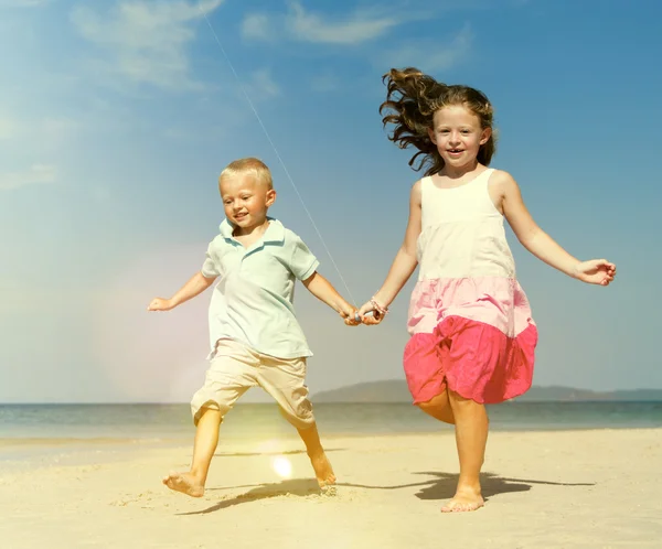 Брат и сестра развлекаются на пляже — стоковое фото