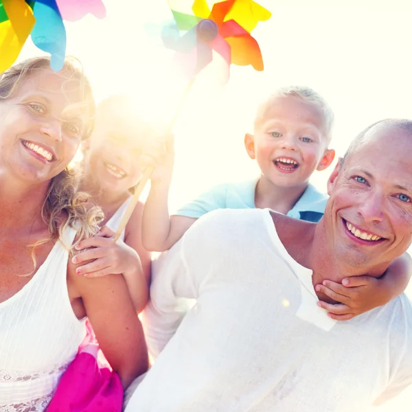 Familia con molinos de viento en el mar Concepto — Foto de Stock