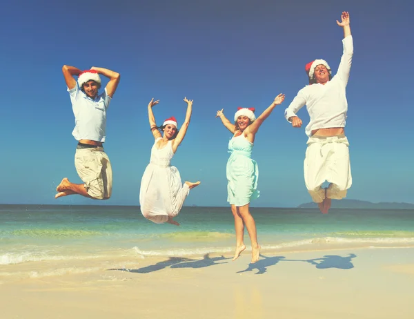 Casal comemorando na praia — Fotografia de Stock