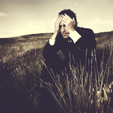 hayat hakkında depresyonda yalnız iş adamı