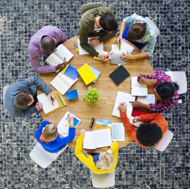 Masa etrafında insanlar uzmanı