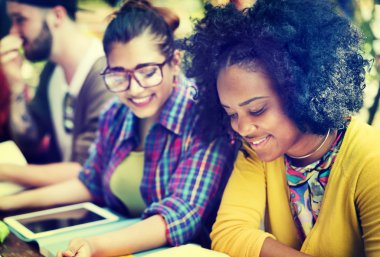 çeşitli üniversite öğrencileri sınıfta eğitim