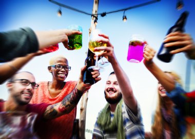 neşeli arkadaşlar Kumsal Partisi dışarı asılı