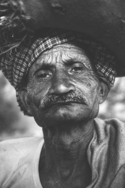  Hintli adam huysuz arıyorsunuz 