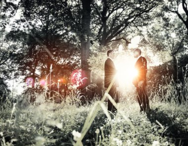 Ormandaki iş adamları el sıkışma