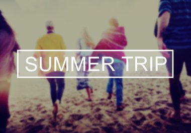 mutlu arkadaş sahilde