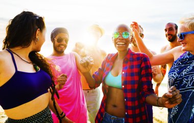 Tatil, beraberlik kavramı üzerinde arkadaşlar