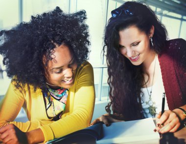 sınıfta okuyan kız öğrencilerin