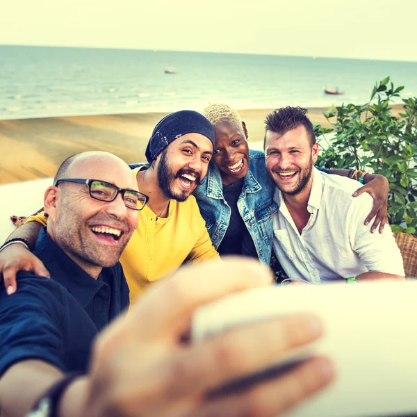 Vänner att ta selfie på stranden — Stockfoto