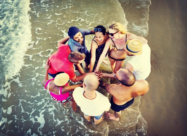Φίλοι στην παραλία το καλοκαίρι — Φωτογραφία Αρχείου