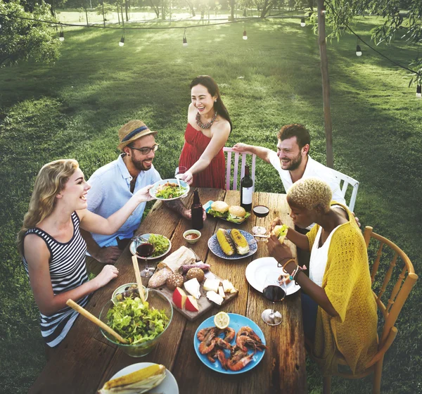 Ludzie jadalni razem — Zdjęcie stockowe