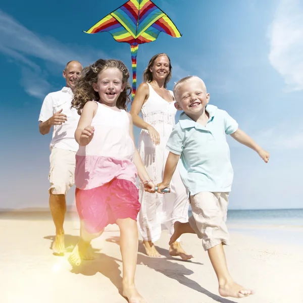 Familie spelen door het strand Concept — Stockfoto