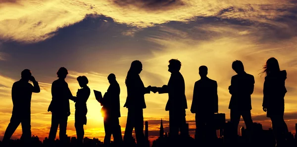 Business People silhouettes on sunset — Stockfoto