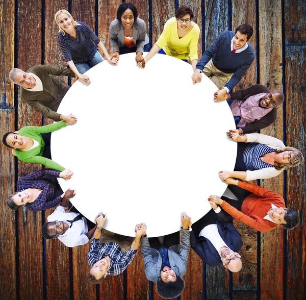 Diversas personas y amistad juntos — Foto de Stock