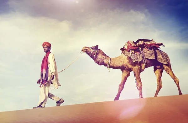 Homem indiano com camelo no deserto . — Fotografia de Stock
